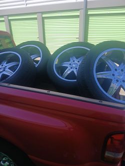 Moz 22 inch wheels&tires with lug nuts wheels have some pitting tires good complet set of 4  chevy tahoe 6 lug i have all the lug nuts as well