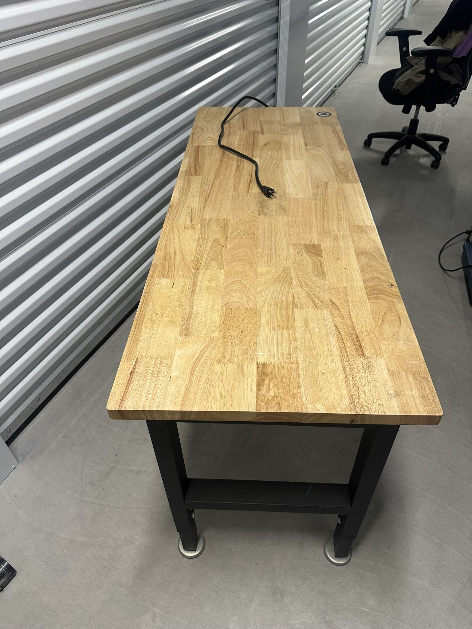 Workbench With Plug