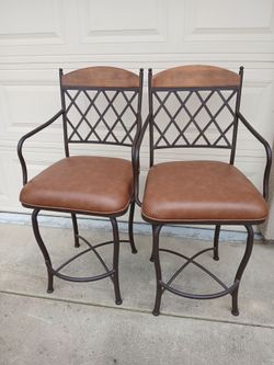 2 bar stools
