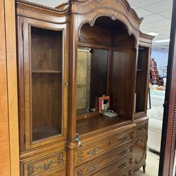 French provincial style hutch - Excellent Condition