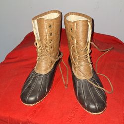 Women Duck BOOTS..7M..new