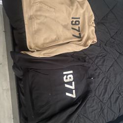 essential Hoodie 1977