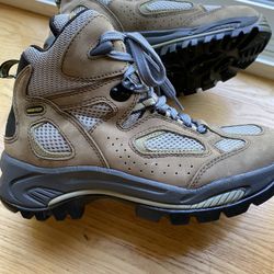 Waterproof hiking boots by Vasque Womens size 8.5