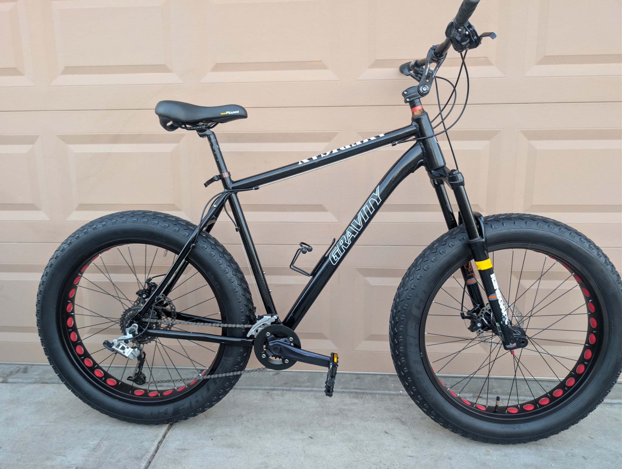 26"x4.0. GRAVITY FAT TIRES MENS MOUNTAIN BIKE. XL. 22.5". ALUMINUM 16 SPEEDS. EXCELLLENT CONDITION WITH FRESHLY TUNE UP 👌🏼