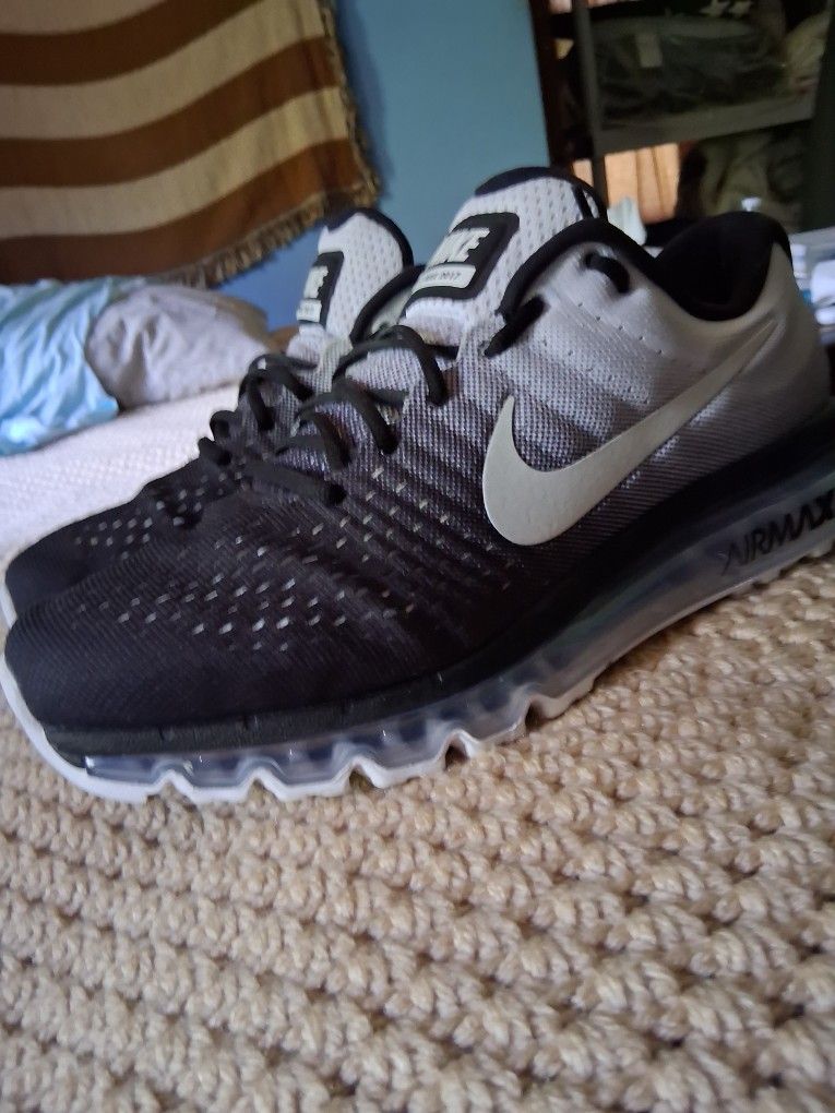 NIKE AIR MAX 2017 WHITE FADED TO BLACK SIZE 11.5