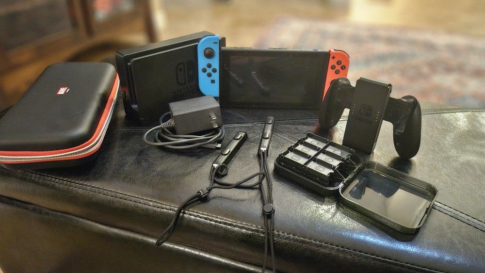 Nintendo Switch + Case And Card Holder