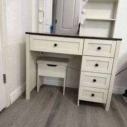 Cute Vanity With Stool