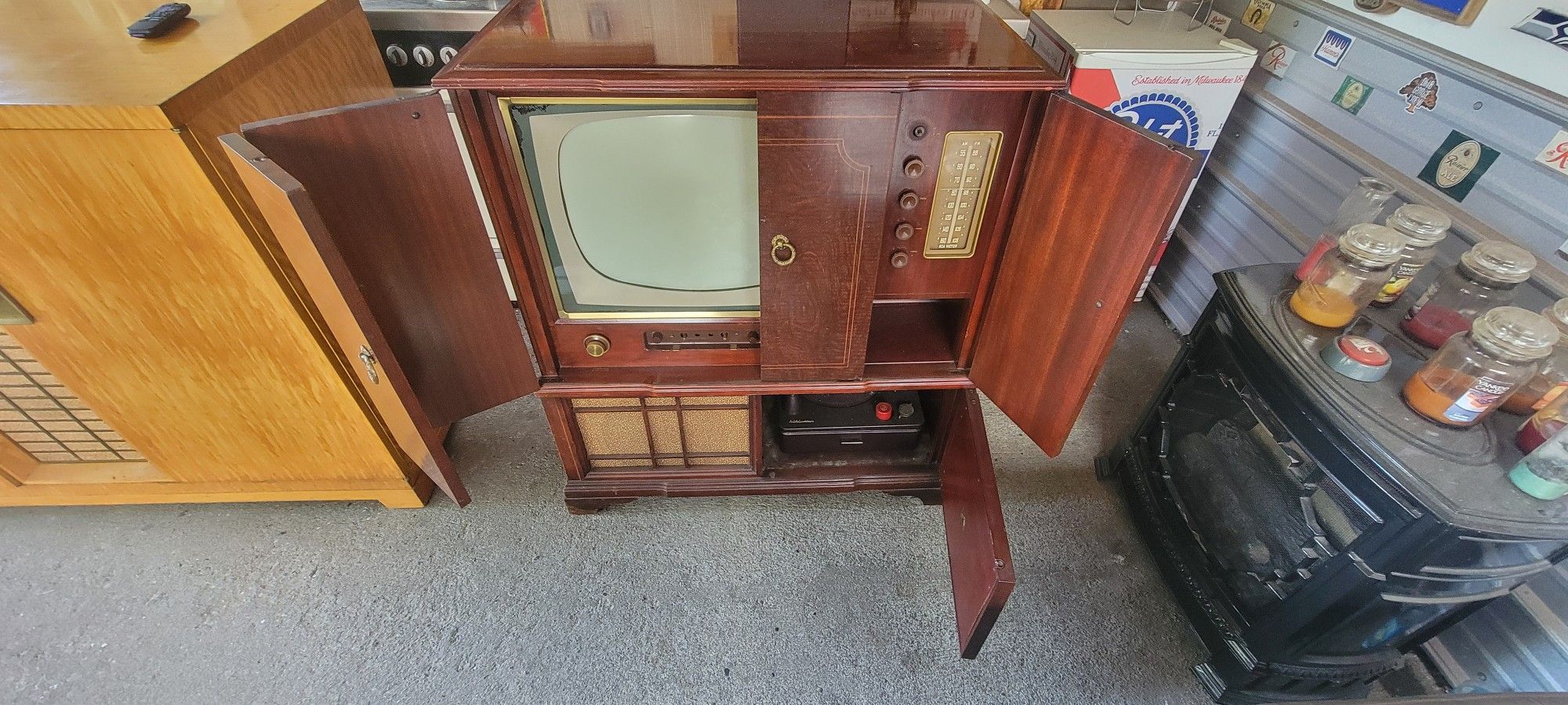 Vintage / Antique Tv's and Console Radio Entertainment Systems