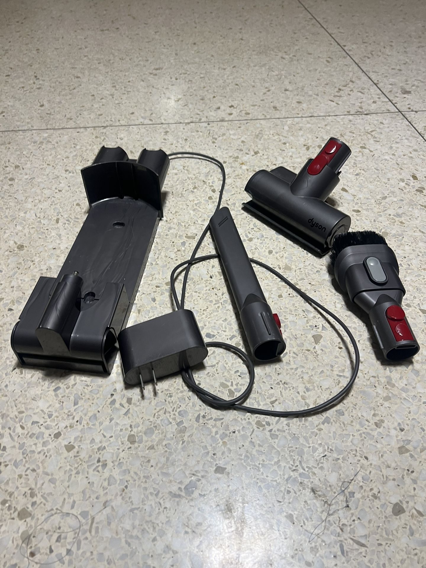 Dyson charger for V7, vacuum wall mount and accessories included