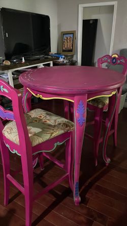 Mesa alta con dos sillas