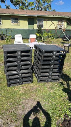 HEAVY DUTY PLASTIC PALLETS 37x32 $15 EACH DELIVERY AVAILABLE $$$