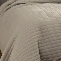 COZY EARTH BAMBOO JERSEY QUILT. NEW. UNUSED. 