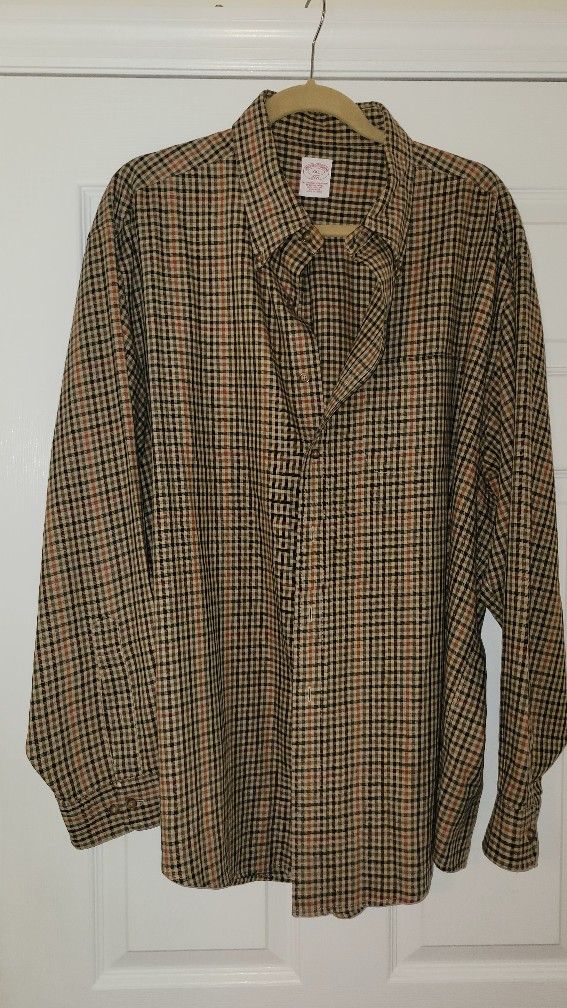 Excellent condition Brooks Brothers 346 'Original Polo Shirt' in 80% Cotton, 20% Wool, Size XXL
Non iron checkered.