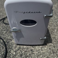 Frigidaire Retro Mini Personal Fridge Cooler/skincarefridge  