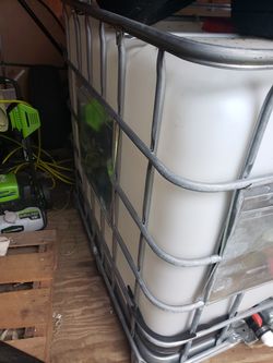 300 gallon water tank with attachment