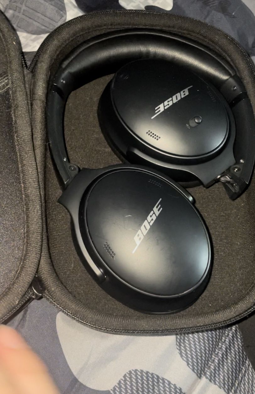 Bose qc 45 black bluetooth headphones   (2023) (perfect condition)  Very loud. Noise cancelling. Long lasting battery.