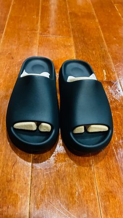 Black Aunthic Yeezys slides