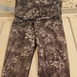 OLD NAVY LEGGINGS Black & GrayWith Leaves & Flowers 