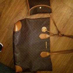 Michael Kors Tote Purse With Small Clutch 