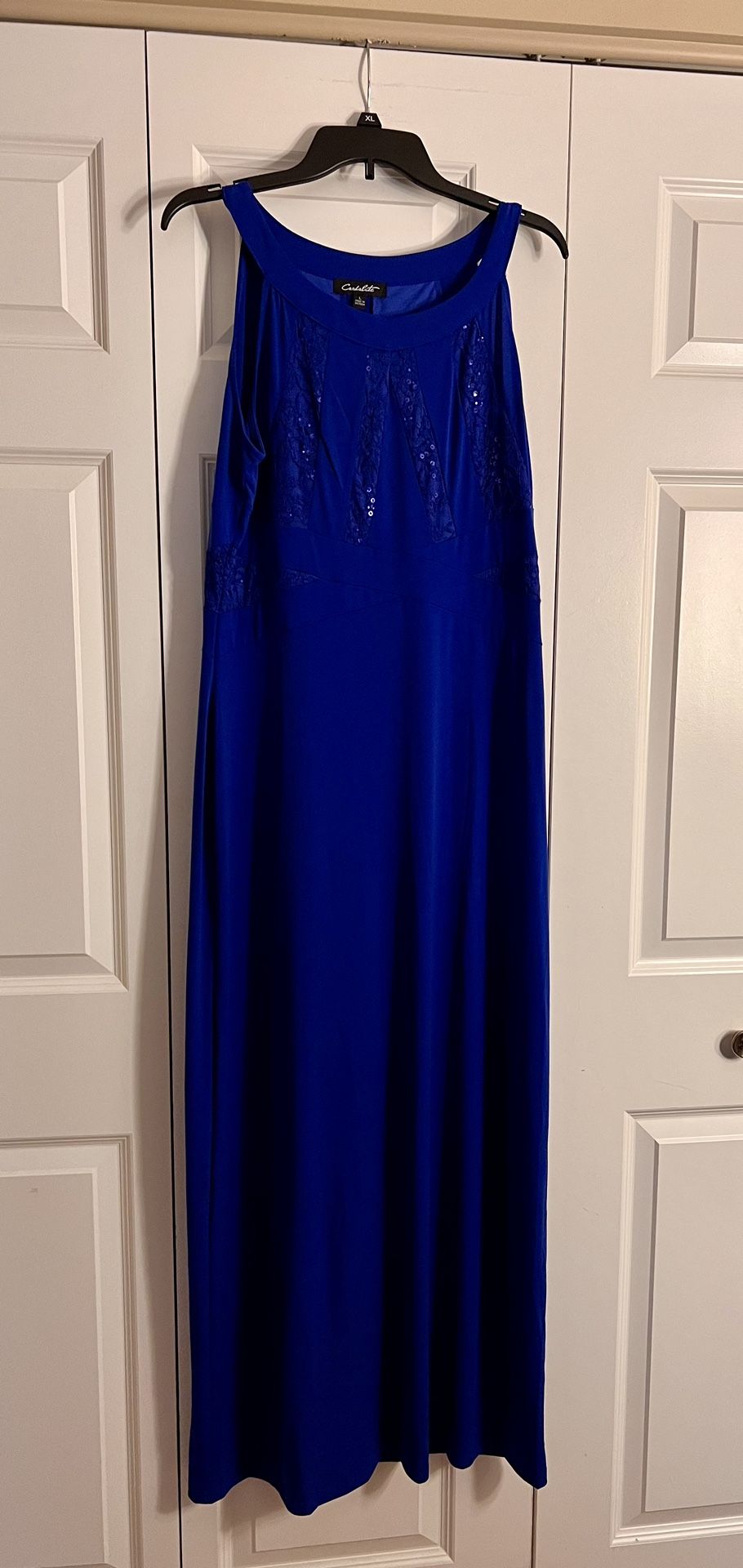 Women's sequined gown dress. Brand new. Excellent condition. Never worn. Size L