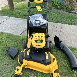 DEWALT 28 in. 224cc E-GOV Engine 3-in-1 Gas RWD Self-Propelled Lawn Mower with High Rear Wheels