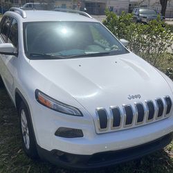 2017 White Jeep Cherokee