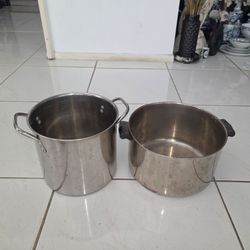 Two vintage Farberware stock pots,one 10.5in diameter 6in height,one 9in diameter 8in height,exterior burn stains,good inside,local pickup only, Total