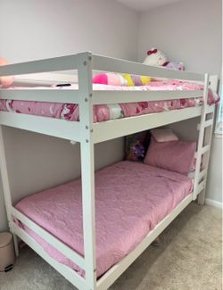 Twin bunk bed