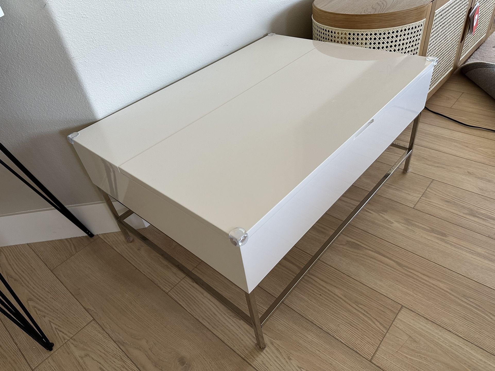 West Elm Lift Top Coffee Table - GLOSSY White