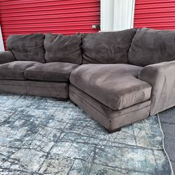 Sectional Couch!! Delivery Available 🚚!! Dimensions: 128” Length x 35” Height x 40 Depth ( 54” Depth Longer section)