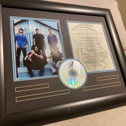“Dave Grohl” Autograph Signature Display