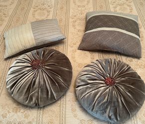 2 round pleated/ruched velvet pillows and 2 square accent pillows.