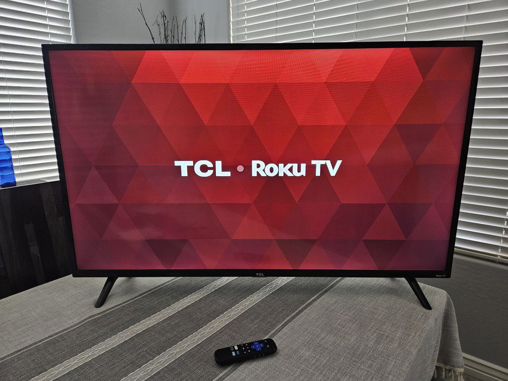 TCL ROKU TV - 49" - w/ Remote