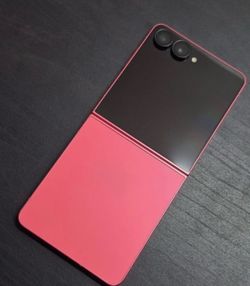 SAMSUNG  zFlip 7  *UNLOCKED*  (coral pink) RED/ 256GB/ never used