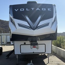 2021 Dutchman Voltage 3915