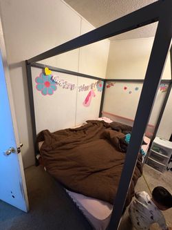 Queen canopy bed