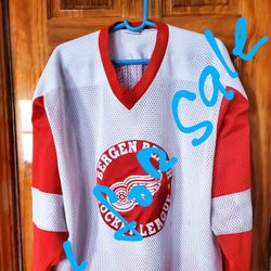 Bergen beach Red Wings hockey league jersey white shirt 
Jerico Authentic 
100% polyester 
Size L 
Made in Canada 
CA 07626 
RN 91227 
Mashine wash wa