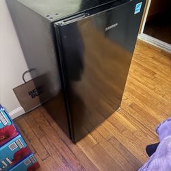 Mini fridge 