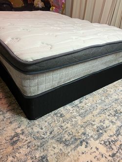 Serta full mattress, and boxspring. It’s good condition .