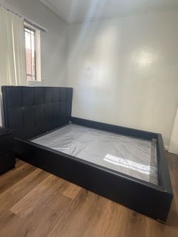 Queen bed frame w Box Spring included