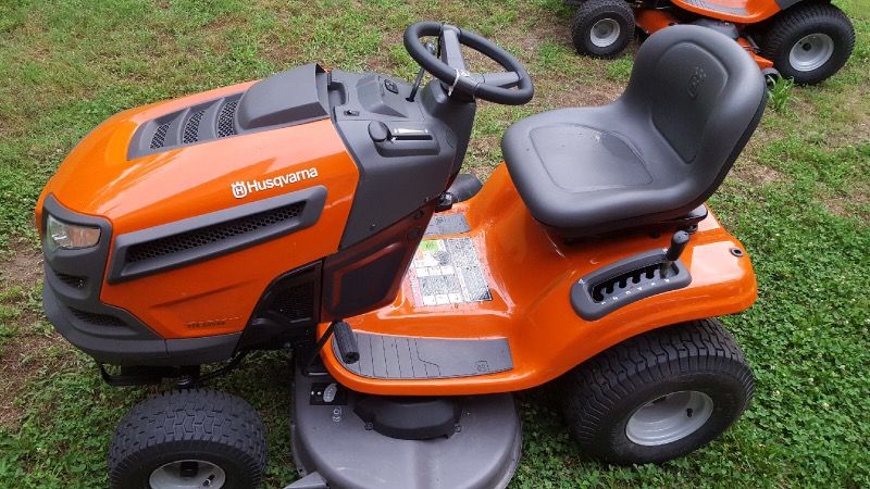 Husqvarna YTH22V46 22-HP V-Twin Hydrostatic 46-in Riding Lawn Mower