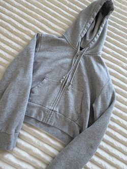 Brandy Melville- Gray Zip-Up Cropped Hoodie