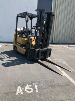 Caterpillar forklift 5000 pound capacity 3 stage side-shift