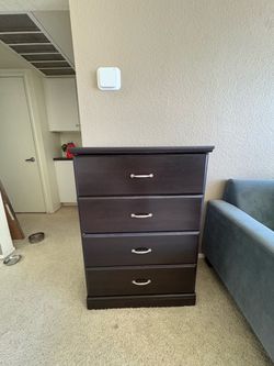 4 Drawer Dresser/ Chest