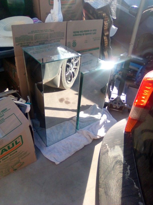 2 - MIRRORED DISPLAY STANDS