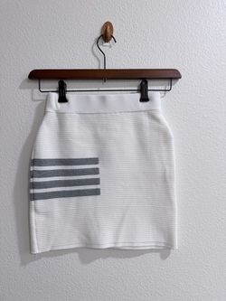 White Ribbed Knit Mini Skirt with Gray Stripes(size:M)
