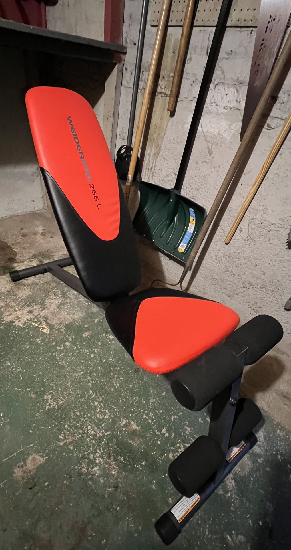 Weider Pro 225 L Adjustable Exercise Bench With Integrated Leg Lockdown 300 lb. Weight Limit for Sale in Chicago IL OfferUp