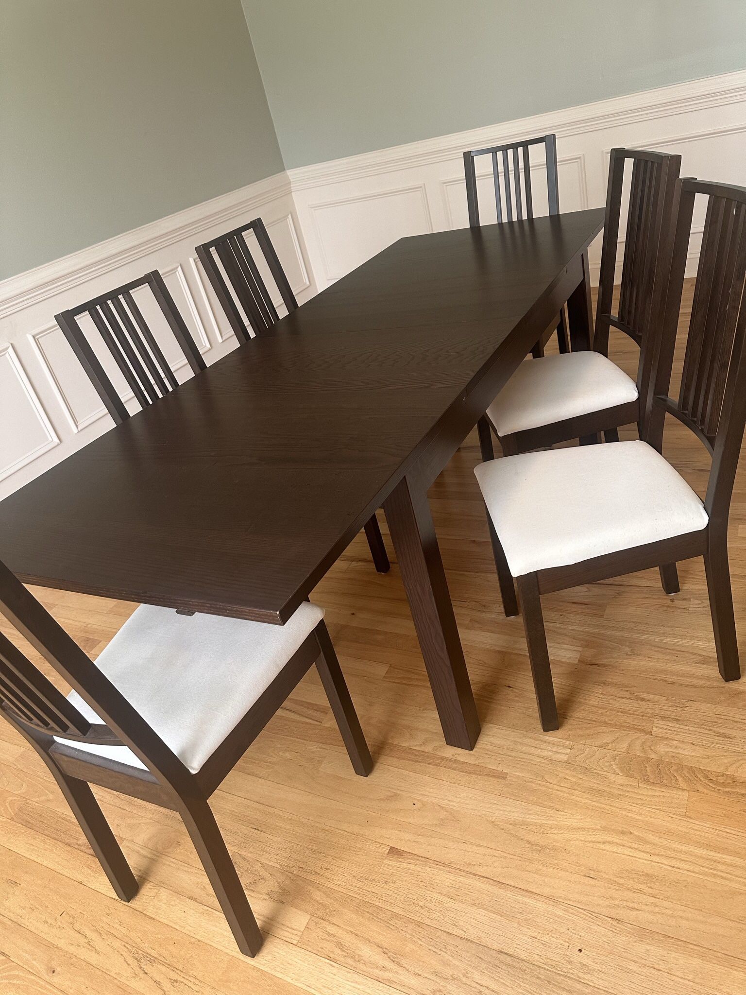 Extending 6 person mahogany dinning table with chairs