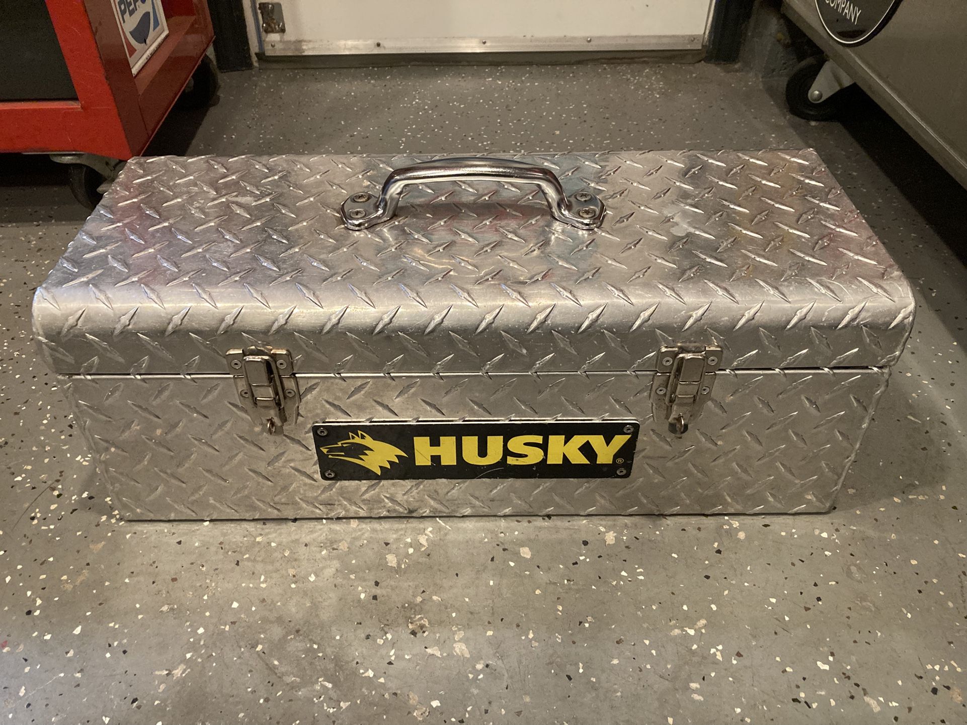 Tool Box Like New Aluminum Diamond Plate 24”.