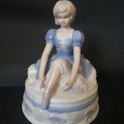 Vintage Glazed Porcelain Seated Ballerina Figurine (6.5Hx4.5W)